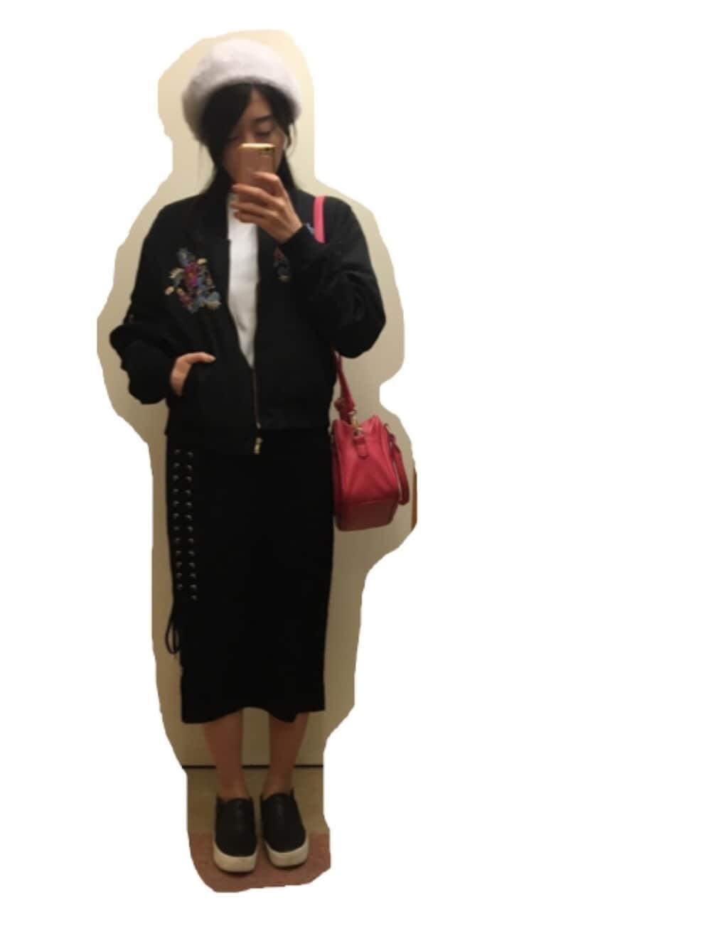 「ootd、モード系、黒、ベレー帽、グレー、ブルゾン、刺繍、白トップス、タイトスカート、スリッポン」｜「OZOCのアンゴラ混ベレー帽（ハンチング/ベレー帽、グレー系）」を使った、mimさん（レディース・160cm）の秋コーディネートの1枚目の写真