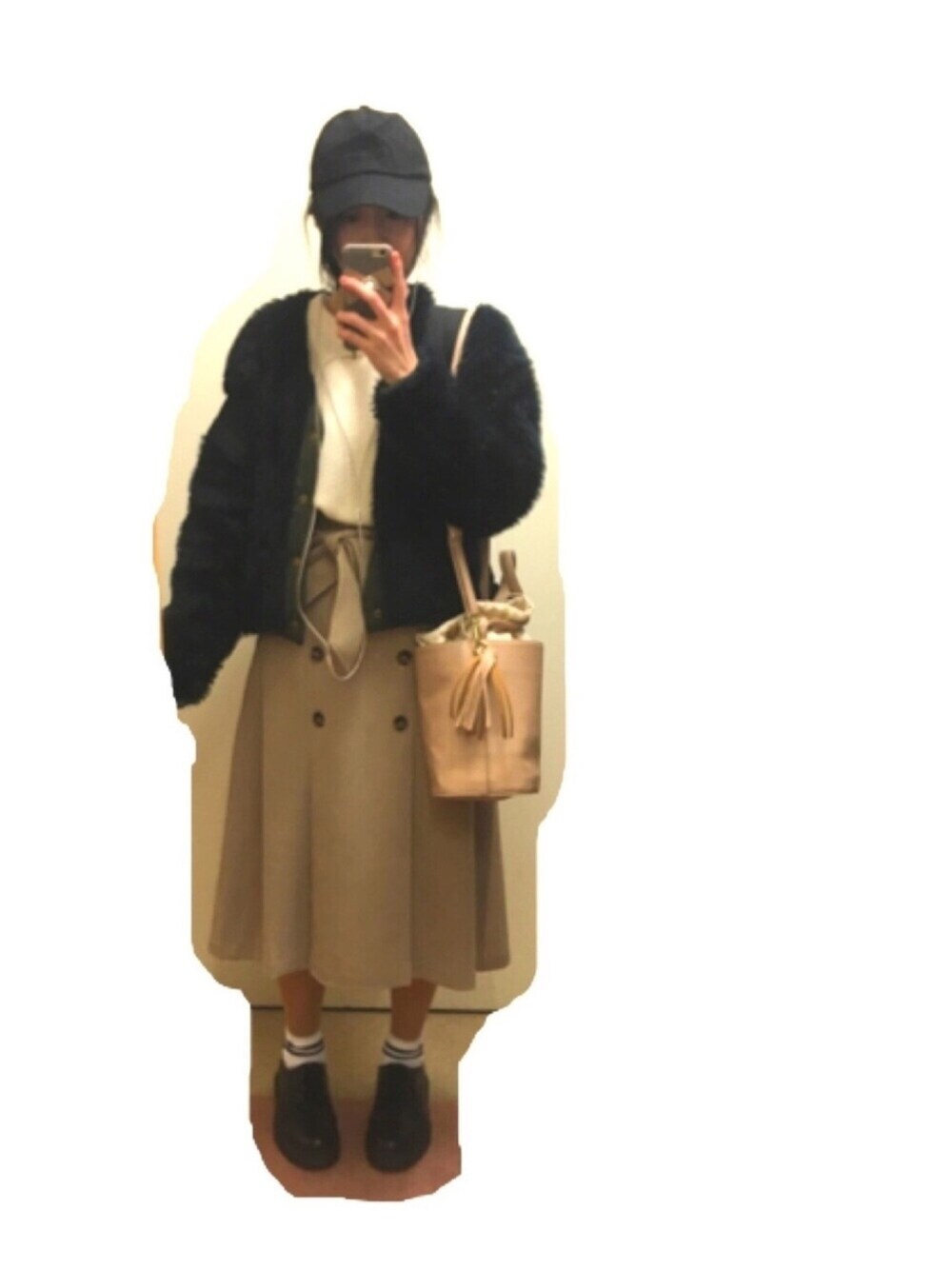 「ootd、プチプラ、カジュアルガーリー、春先取り、キャップ、モコモコアウター、グリーン、トレンチスカート、マーチン女子」｜「GRLのベーシックコットンキャップ（キャップ、ブラック系）」を使った、mimさん（レディース・160cm）の冬コーディネートの1枚目の写真
