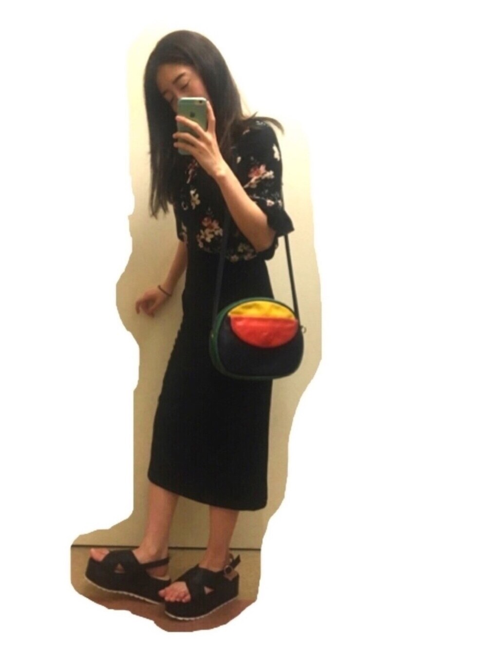 「ootd、オトナ女子、大人コーデ、オールブラック、スタイルアップ、花柄トップス、タイトスカート、厚底サンダル、LONGCHAMP、ショルダーバッグ」｜「SPIRALGIRLのレースアップミディースカート（スカート、ブラック系）」を使った、mimさん（レディース・160cm）の夏コーディネートの1枚目の写真