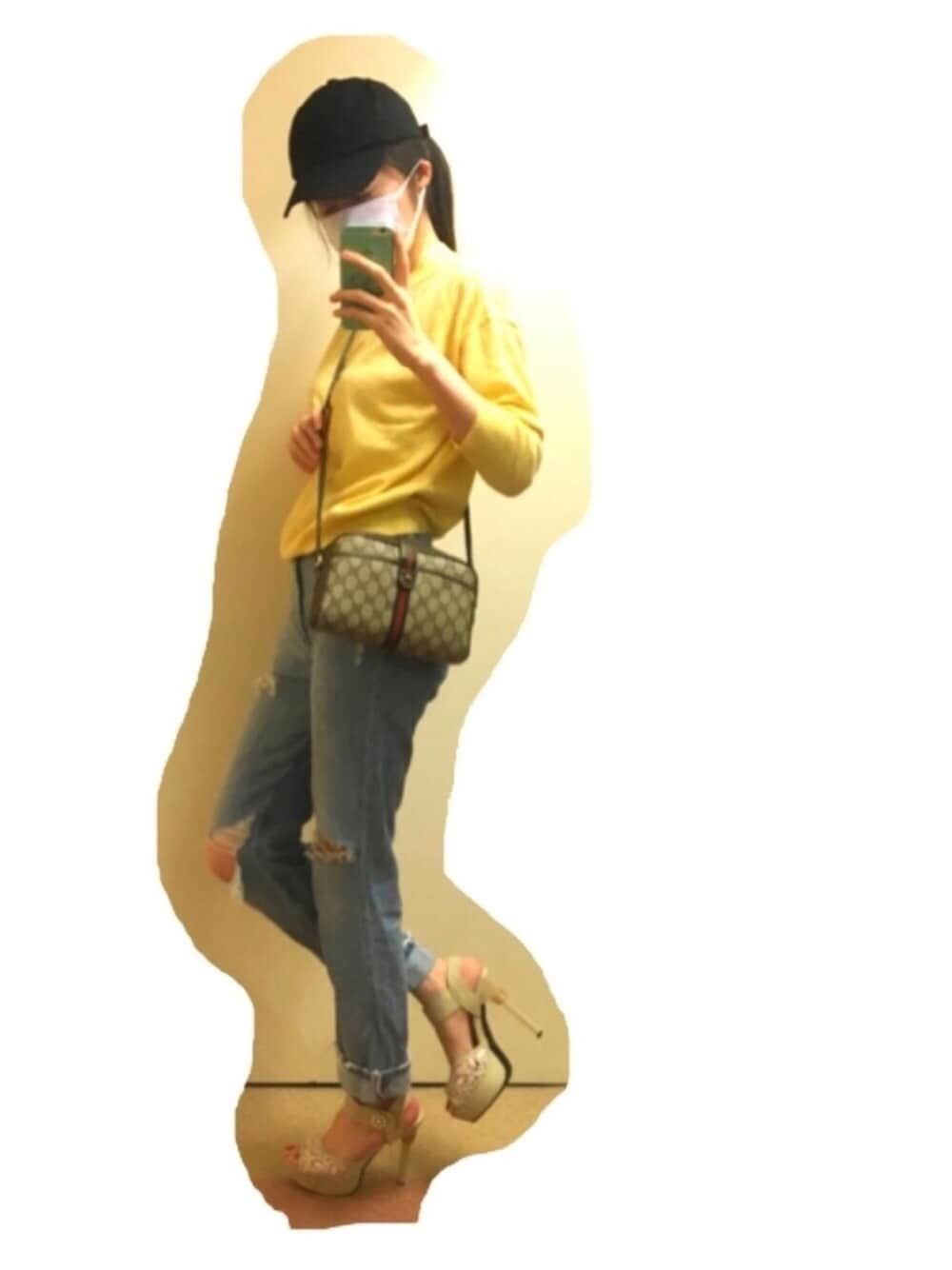 「ootd、オトナカジュアル、GUCCI、キャップ、黒、黄色、ダメージデニムパンツ、ハイヒール、ベージュ」｜「GRLのベーシックコットンキャップ（キャップ、ブラック系）」を使った、mimさん（レディース・160cm）の夏コーディネートの1枚目の写真
