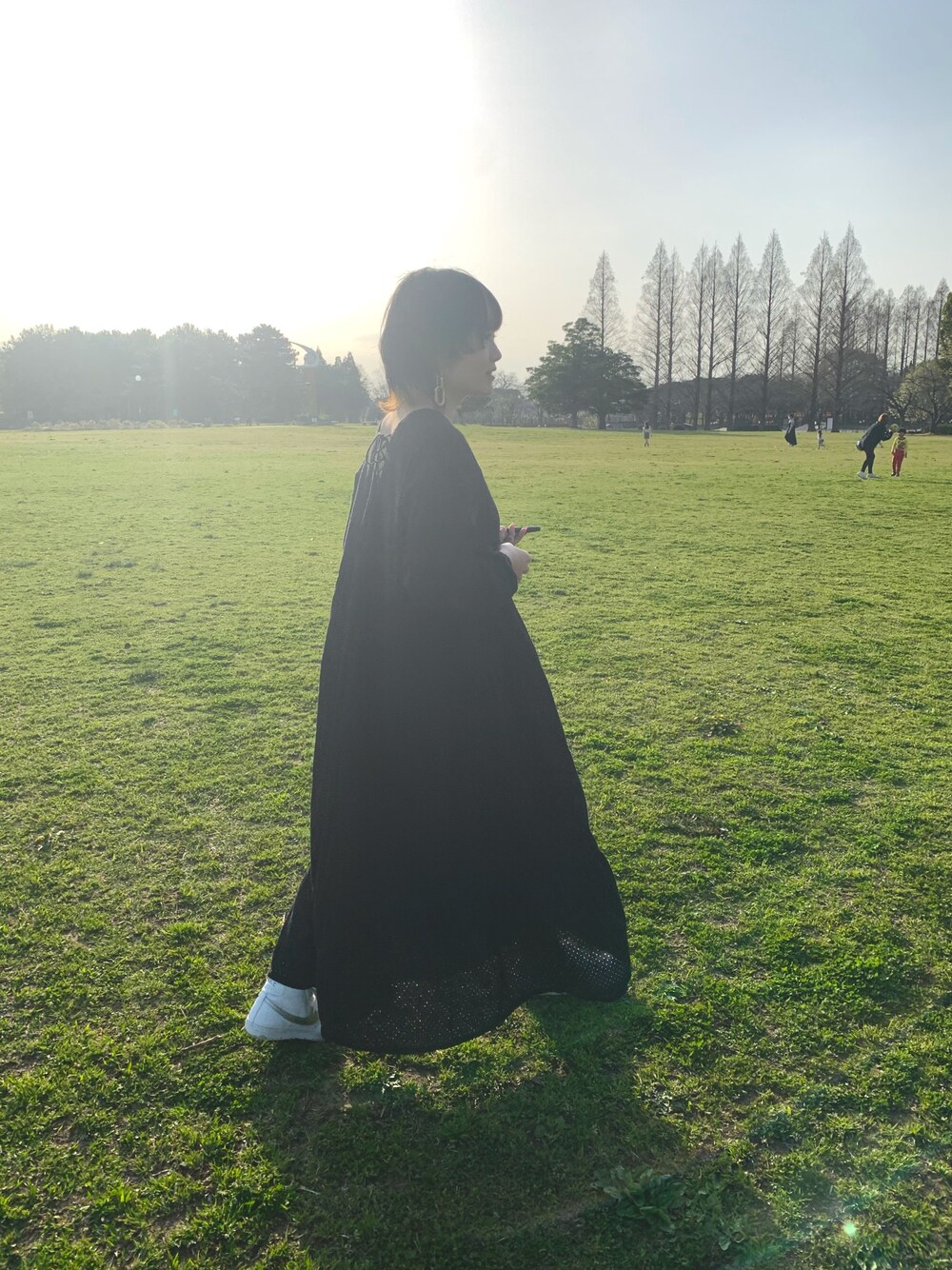 「休日スタイル、お洒落さんとつながりたい、低身長、ワンピース、黒、スニーカー、公園、ラクチンコーデ」｜「NIKEのナイキ ブレーザー MID '77 ウィメンズシューズ / スニーカー / Nike Blazer Mid '77 Women's Shoe（スニーカー、ホワイト系）」を使った、denさん（レディース・153cm）の春コーディネートの1枚目の写真
