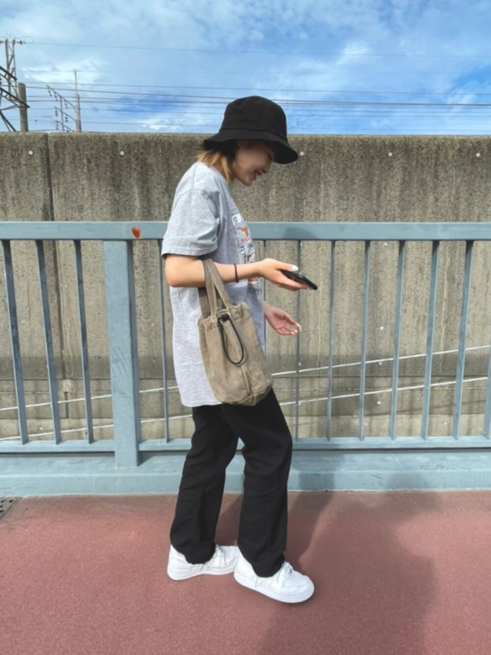 「夏コーデ、スニーカーコーデ、低身長、153cm、ストリート、古着MIX、メンズライク、古着、AIR FORCE 1」｜「CIAOPANICのアイテム（ハンドバッグ、グリーン系）」を使った、denさん（レディース・153cm）の春コーディネートの1枚目の写真