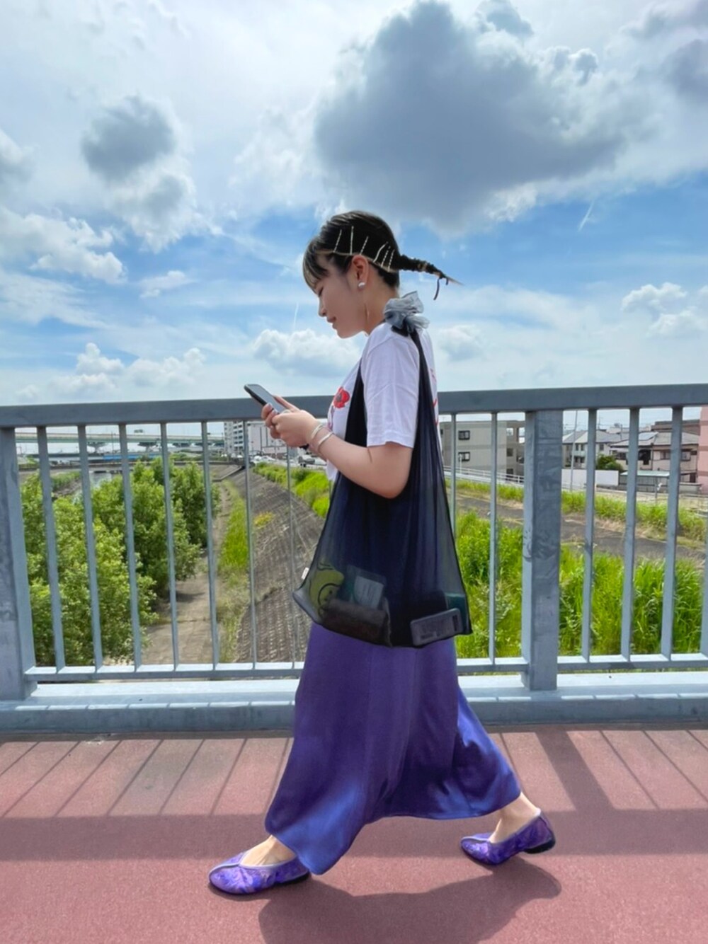 「お洒落さんとつながりたい、Tシャツ、低身長、チャイナシューズ、カラーコーデ、パープル、ラフ」｜「BEAMSのアイテム（Tシャツ/カットソー、ホワイト系）」を使った、denさん（レディース・153cm）の夏コーディネートの1枚目の写真