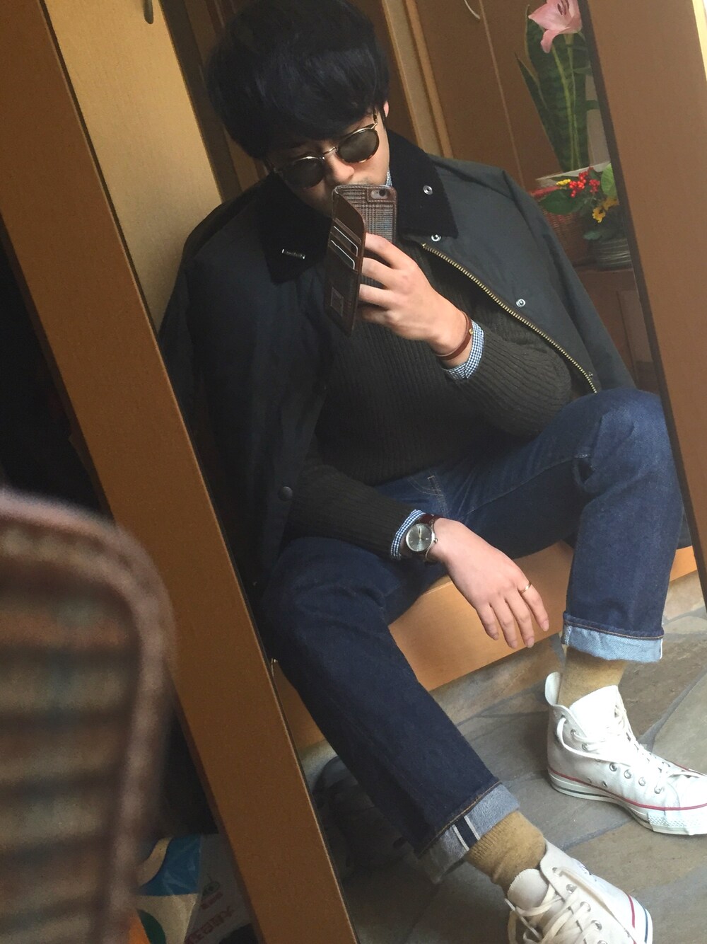 ベージュ系のスニーカー、ブルー系のデニムパンツ、グリーン系のその他アウターを着用したメンズの冬コーディネートの1枚目の写真