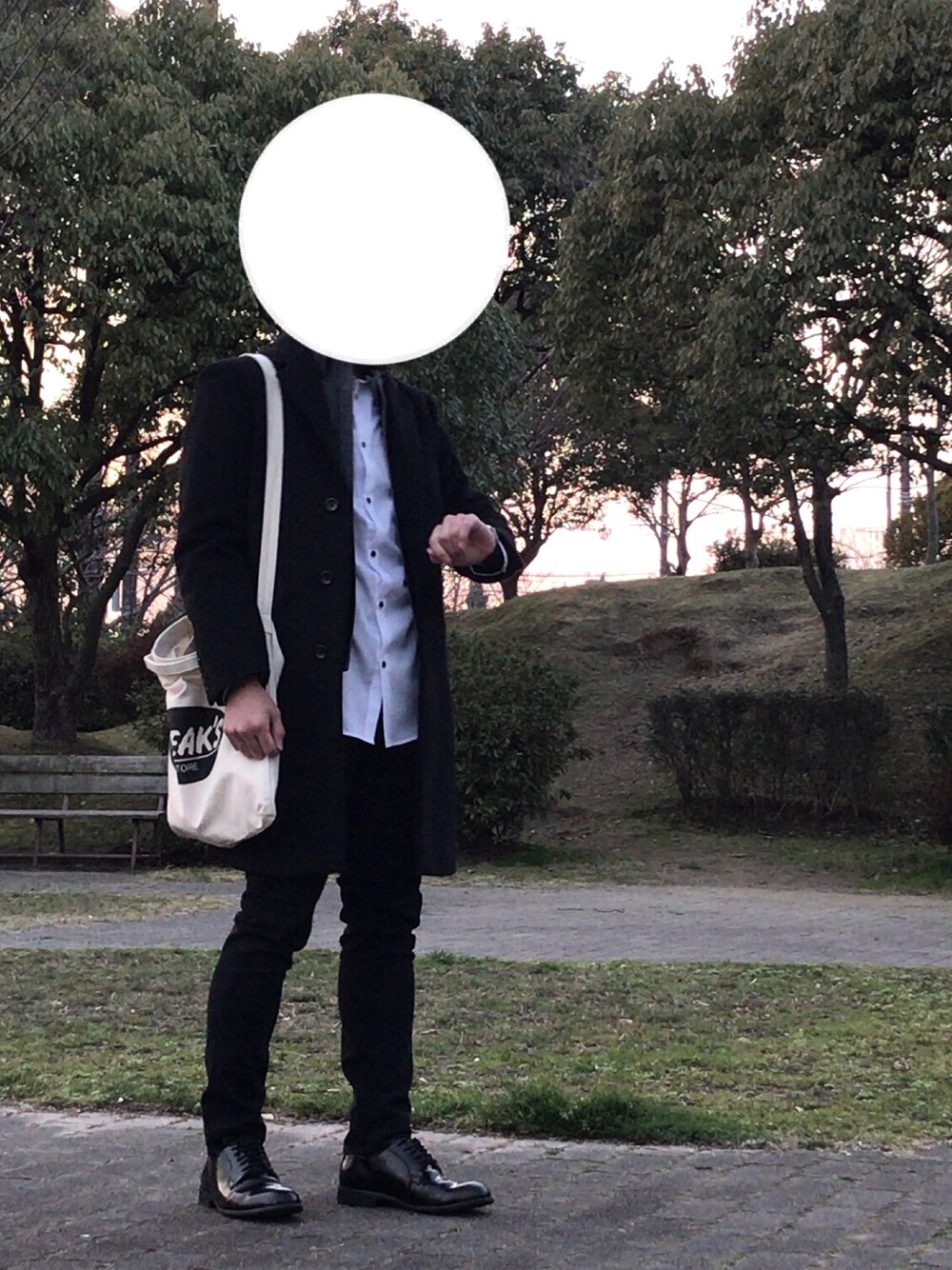 「モノトーン、キレイめ、今日のコーデ、スキニーパンツ、チェスター、いいね、save、フォローお願いします🤑、シンプルコーデ」｜「KOMONO.の【KOMONO】WINSTON REGAL（アナログ腕時計、ブラック系）」を使った、うすけさん（メンズ・172cm）の冬コーディネートの1枚目の写真