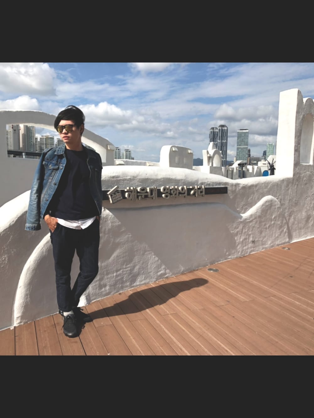 「asosのアイテム（デニムジャケット、ブルー系）」を使った、Wade Linさん（メンズ・178cm）の秋コーディネートの1枚目の写真