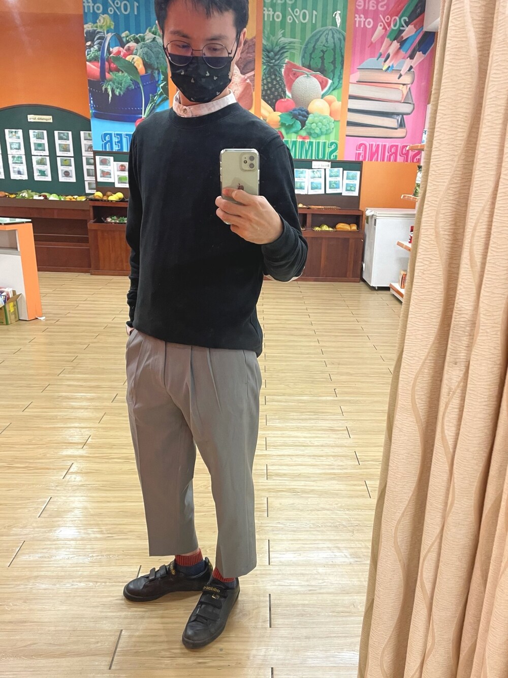 「Galoopのアイテム（スウェット、ブラック系）」を使った、Wade Linさん（メンズ・178cm）の春コーディネートの1枚目の写真