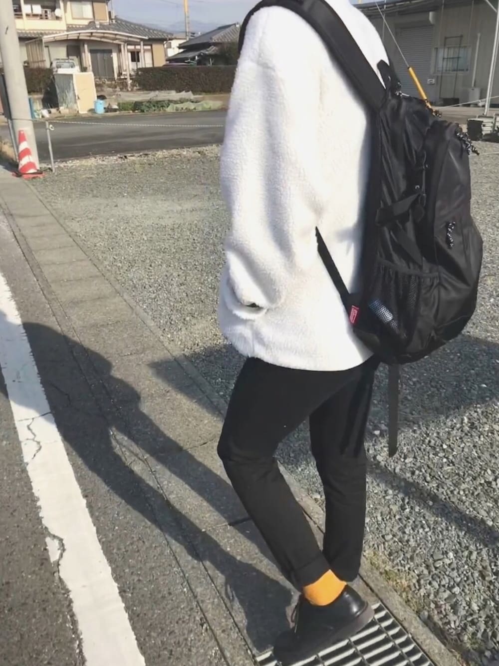 「2018マイベストコーデ、黒スキニー、靴下、黒リュック、ビックシルエット、秋冬、大学生、プチプラ、GU、UNIQLO」｜「GUのシープボアフリースハーフジッププルオーバー長袖・WU（トップス、ホワイト系）」を使った、さとうさん（メンズ・177cm）の冬コーディネートの1枚目の写真