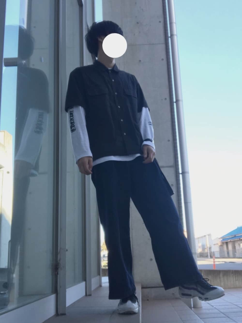 「2018マイベストコーデ、バンドT、袖プリント、ワイドパンツ、レイヤードスタイル、大学生、ootd、お洒落さんとつながりたい、プチプラ、GU」｜「UNIQLOのアイテム（シャツ/ブラウス、ブラック系）」を使った、さとうさん（メンズ・177cm）の冬コーディネートの1枚目の写真