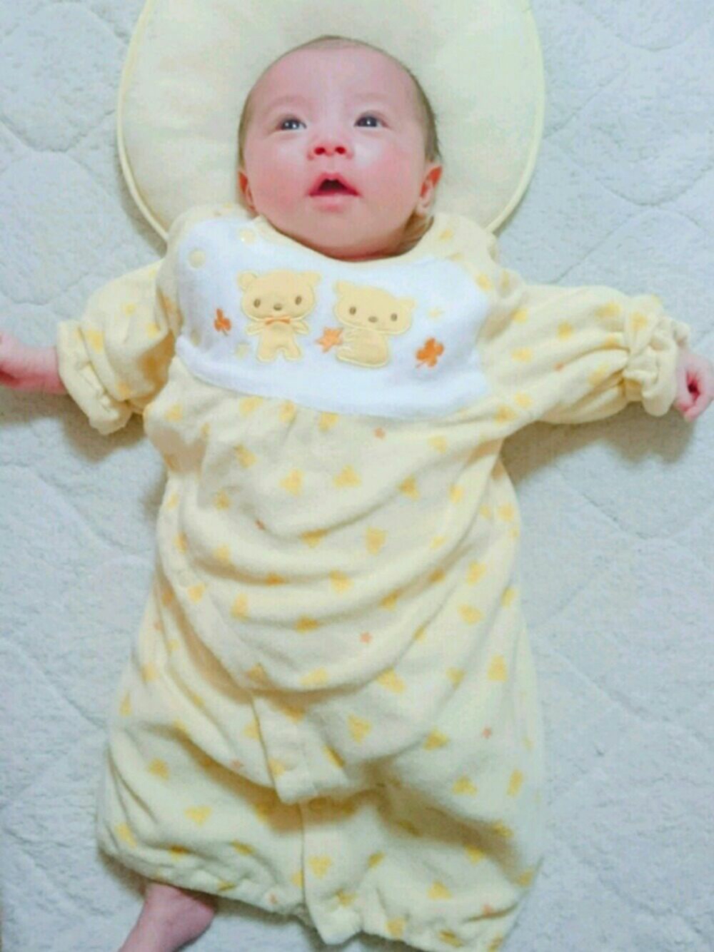 「姪っ子、イエロー、西松屋、女の子、ベイビー、1ヶ月、赤ちゃん」｜「西松屋のアイテム（ロンパース、イエロー系）」を使った、saYuさん（レディース・155cm）の春コーディネートの1枚目の写真