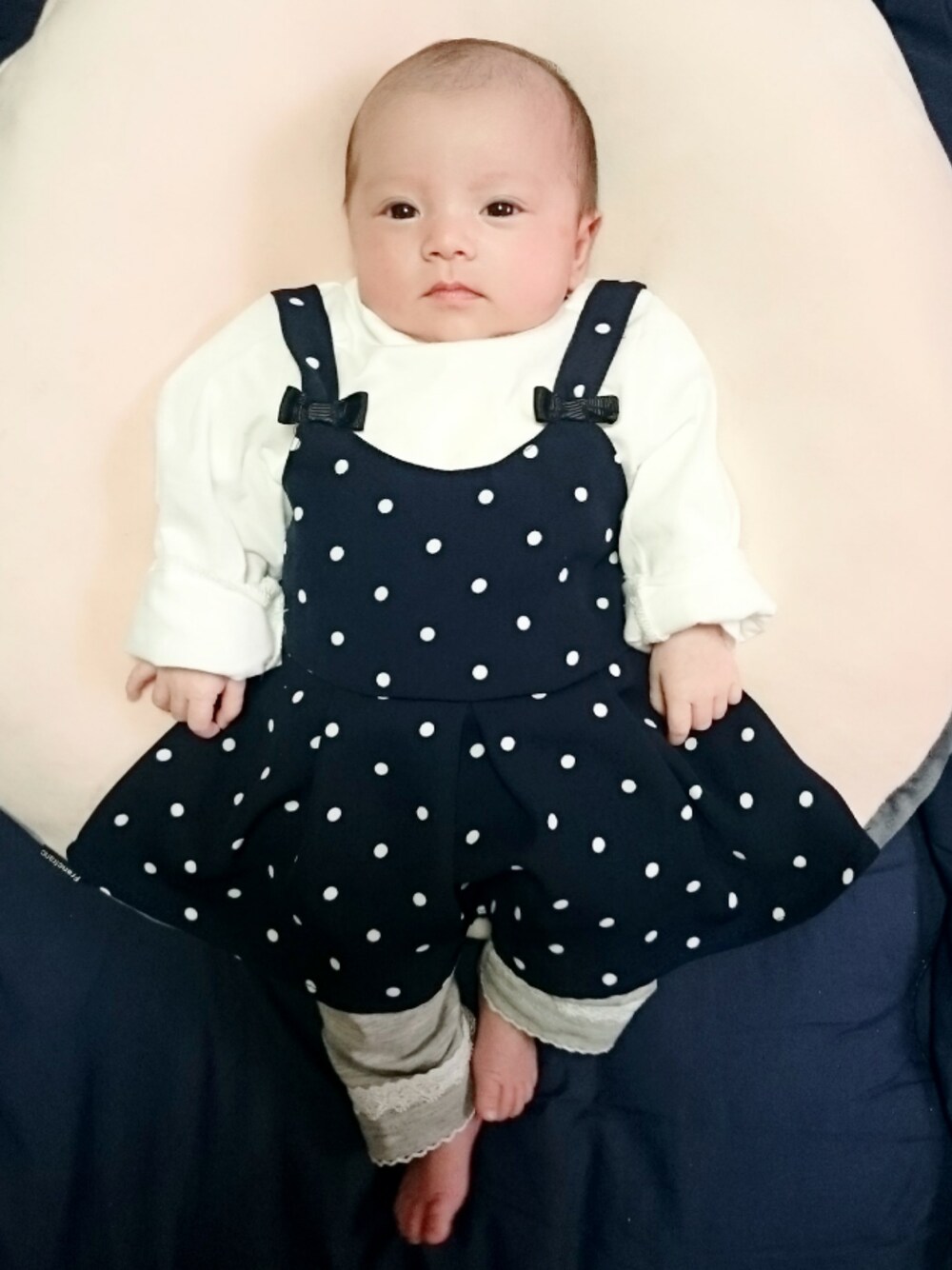 「真顔、ベイビー、姪っ子、お出かけコーデ、ドット、ワンピース、ネイビー、ホワイト、女の子」｜「しまむらのアイテム（ママ＆ベビー、ブラック系）」を使った、saYuさん（キッズ・60cm）の春コーディネートの1枚目の写真