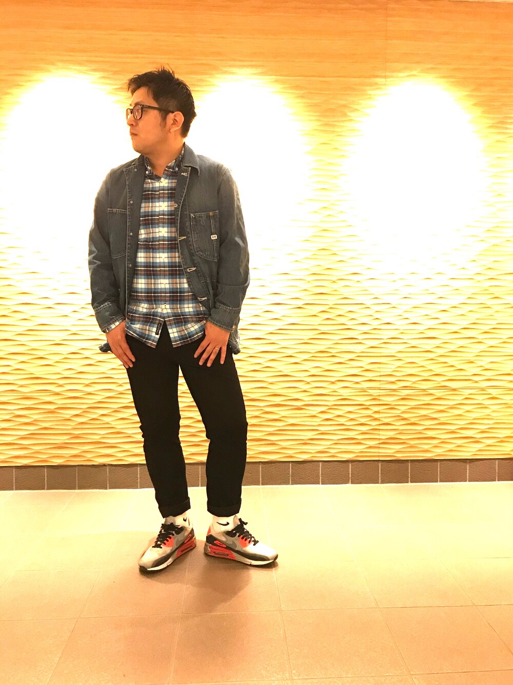 「春コーデ、花見、デニムジャケット、AIRMAX90、黒スキニー」｜「LeeのLOCO JACKET（デニムジャケット、ブルー系）」を使った、manapoaさん（メンズ・169cm）の春コーディネートの1枚目の写真