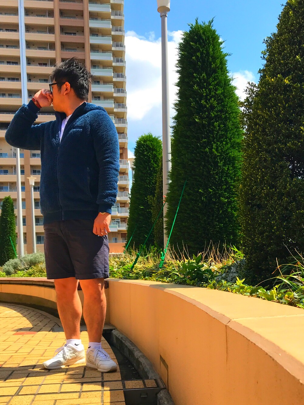 「休日スタイル、春コーデ、短パン、スポーツミックス、ホワイトスニーカー」｜「Columbiaのアイテム（ジャケット/アウター、ブルー系）」を使った、manapoaさん（メンズ・169cm）の春コーディネートの1枚目の写真