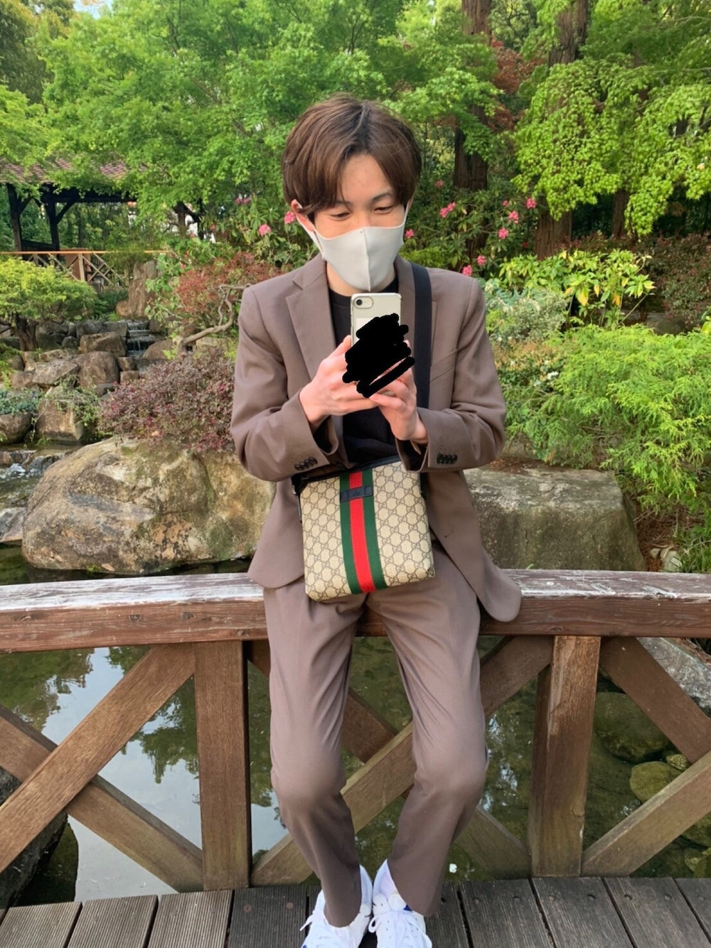 GUCCIのショルダーバッグを使ったメンズ人気ファッション