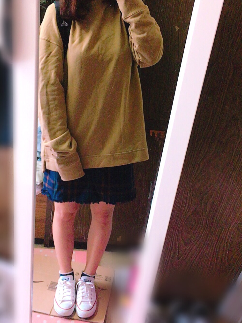 ベージュ系のスウェット、その他のスカート、ホワイト系のスニーカーを着用したレディースの秋コーディネートの1枚目の写真