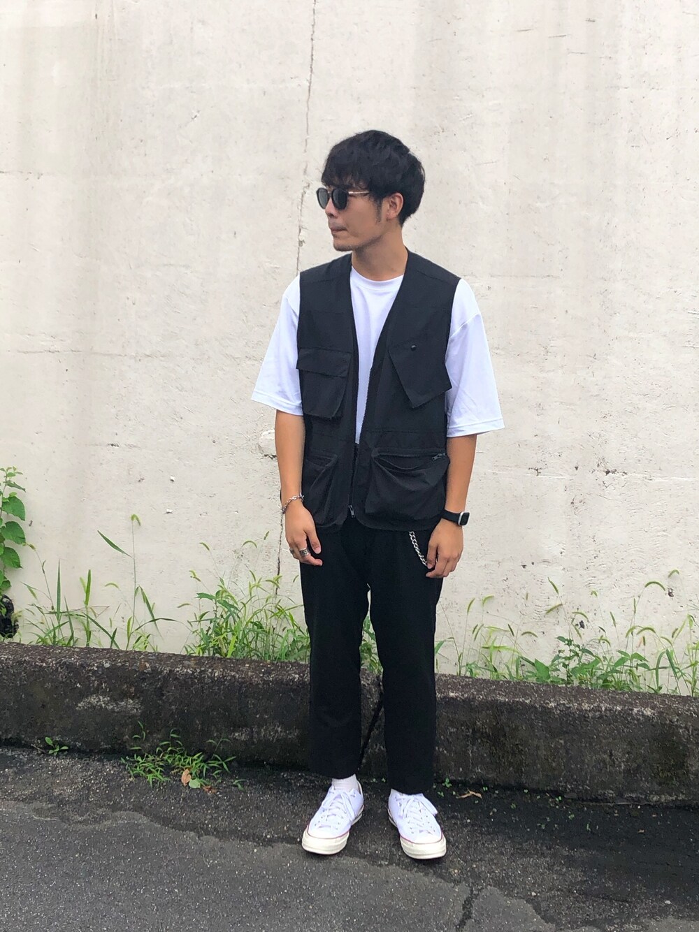 「今日のコーデ、シンプルコーデ、シンプル、フィッシングベスト、スラックス、チャックテイラー、CT70s」｜「UNIQLOのアイテム（Tシャツ/カットソー、ホワイト系）」を使った、しさん（メンズ・172cm）の秋コーディネートの1枚目の写真