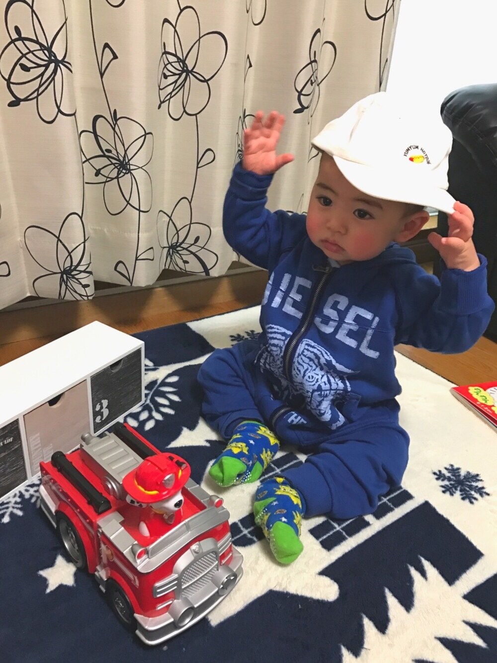 「10ヶ月、帽子嫌いBOY、ディーゼル、ディーゼル(DIESEL)」｜「DIESELのアイテム（ロンパース、ブルー系）」を使った、YKMさん（キッズ・80cm）の春コーディネートの1枚目の写真