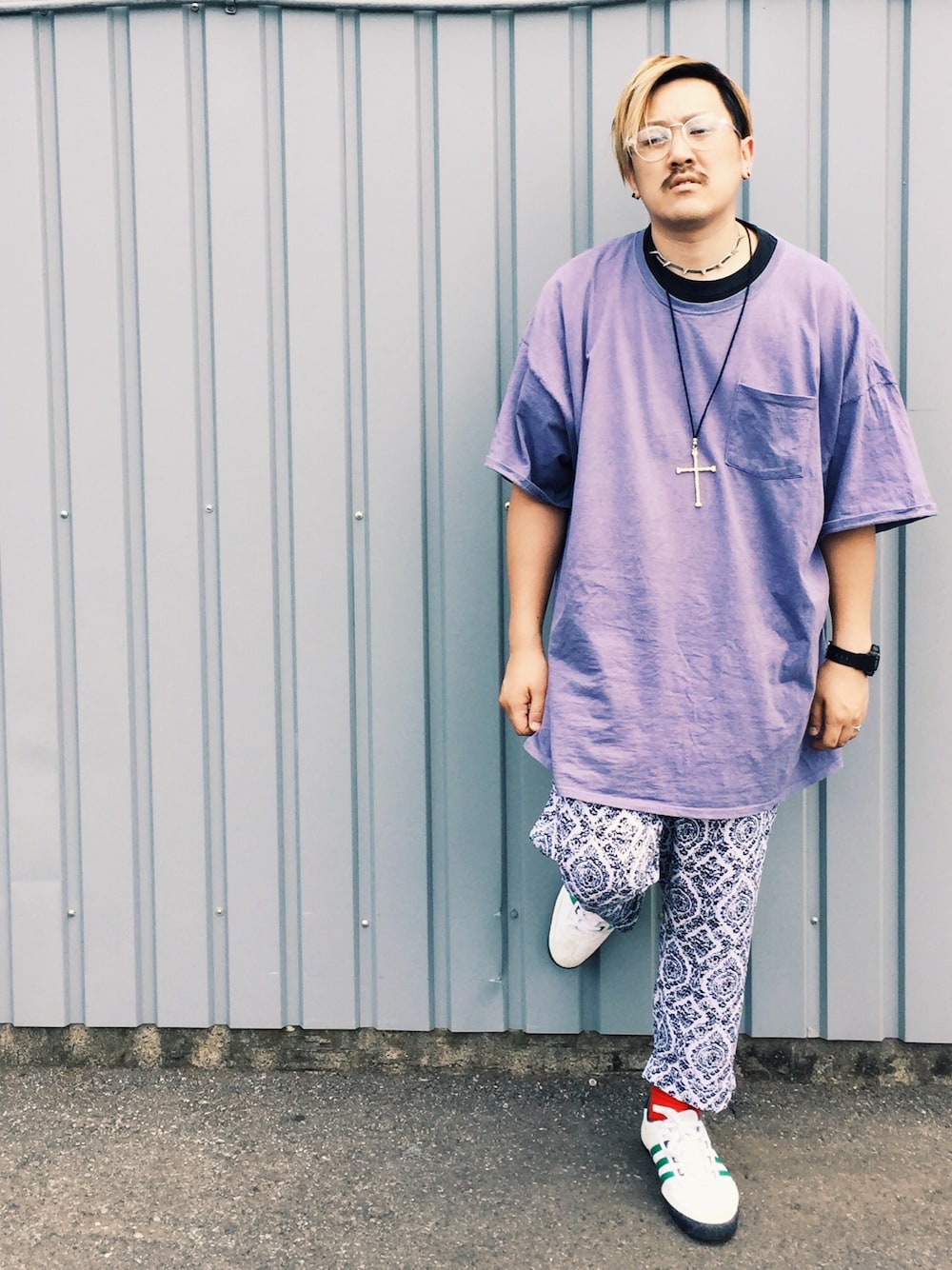 パープル系のTシャツ/カットソー、ホワイト系のその他パンツ、ホワイト系のスニーカーを着用したメンズの夏コーディネートの1枚目の写真
