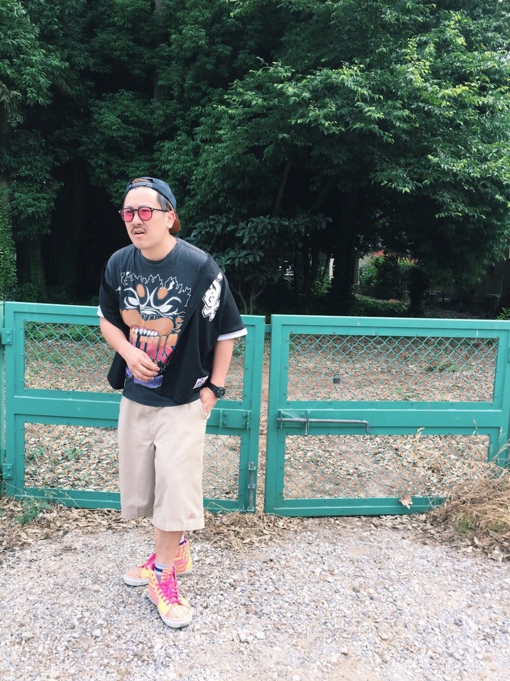 「休日スタイル、シンプルコーデ、夏、ハーフパンツ、スケータースタイル、ビッグシルエット、キャップ、ストリート、古着、古着MIX」｜「HUFの【HUF】BOX LOGO SNAPBACK（キャップ、ブラック系）」を使った、キュウリガンさん（メンズ・175cm）の夏コーディネートの1枚目の写真