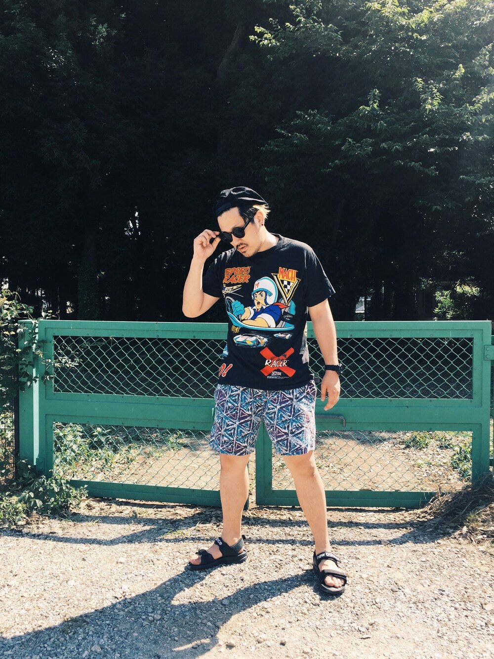ブラック系のTシャツ/カットソー、ブルー系のその他パンツ、ブラック系のサンダルを着用したメンズの夏コーディネートの1枚目の写真