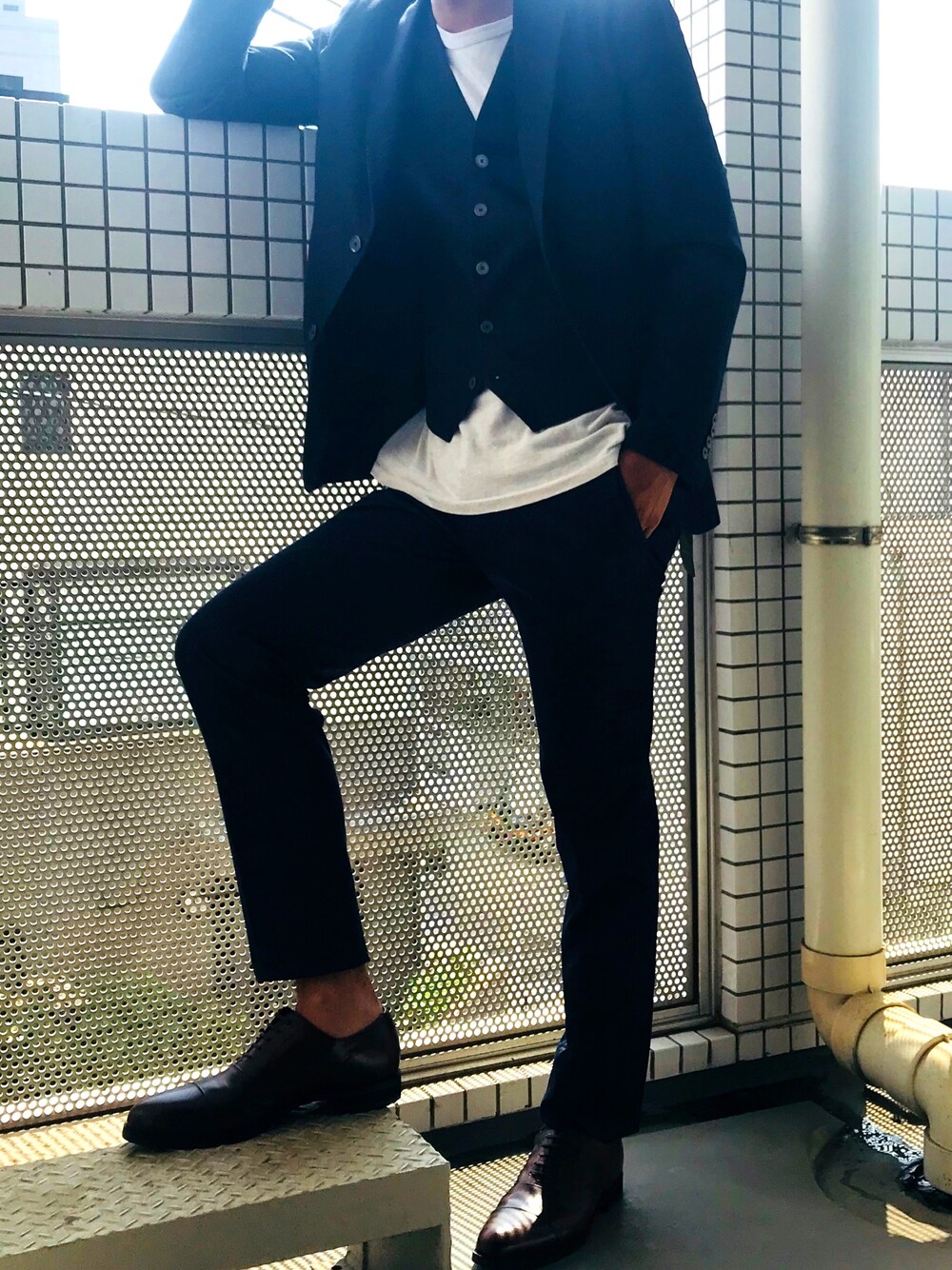 ブラック系のドレスシューズを着用したメンズの夏コーディネートの1枚目の写真