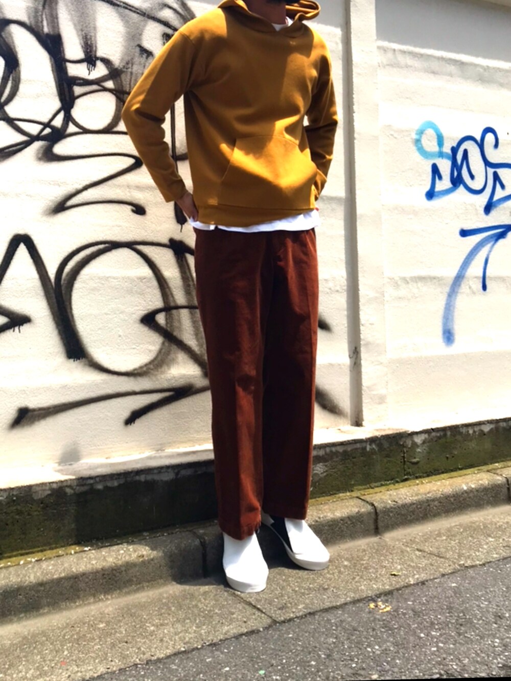 イエロー系のパーカー、ブラウン系のその他パンツ、ホワイト系のスニーカーを着用したメンズの夏コーディネートの1枚目の写真