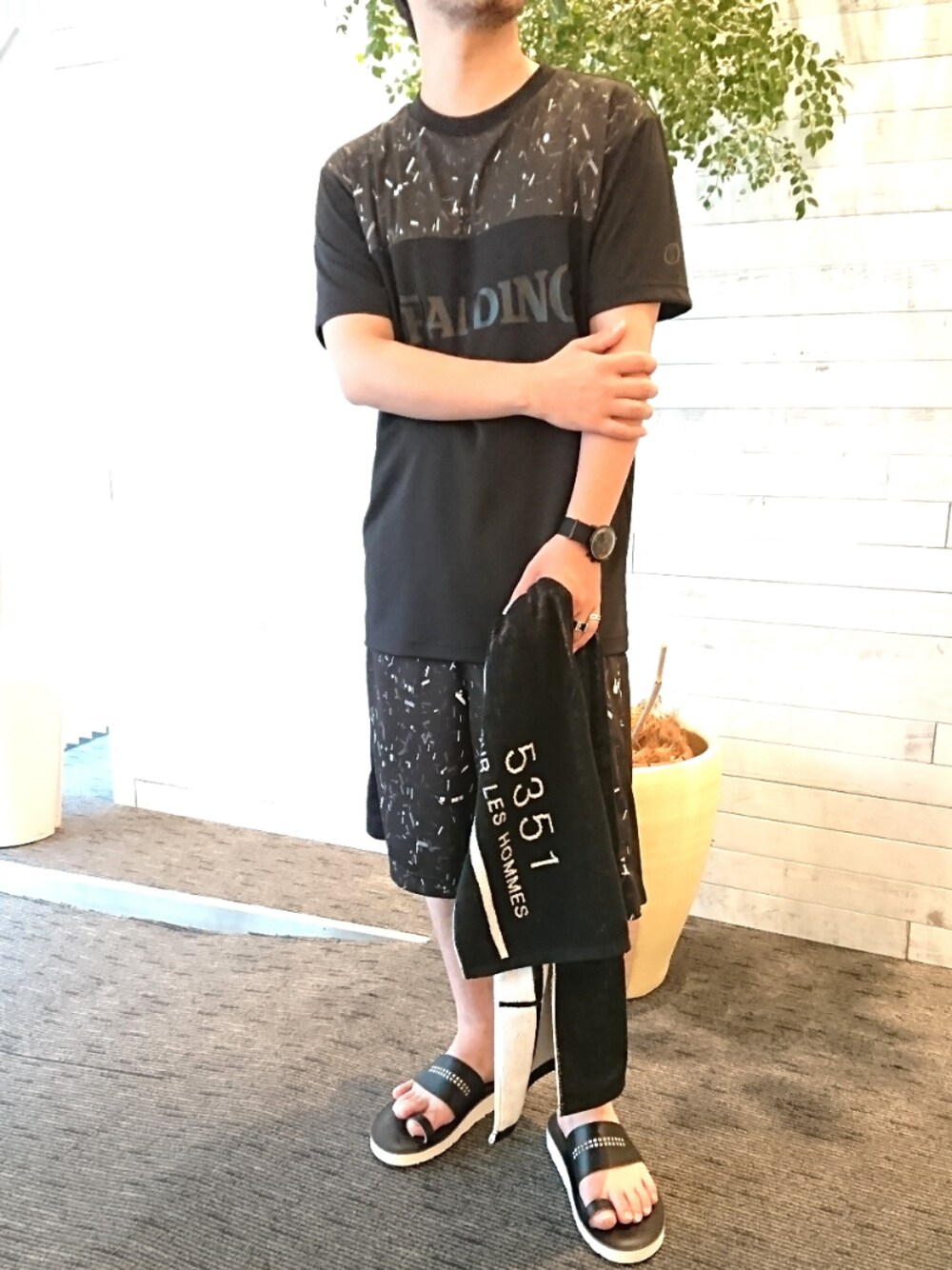 「夏のワントーンコーデ、ゆるコーデ、黒、モノトーン、Tシャツ、スポーツミックス、サンダル、夏、いいね、save、フォローお願いします🤑」｜「SPALDINGのアイテム（Tシャツ/カットソー、ブラック系）」を使った、ABAHOUSE ONLINE MENSさん（メンズ・168cm）の夏コーディネートの1枚目の写真
