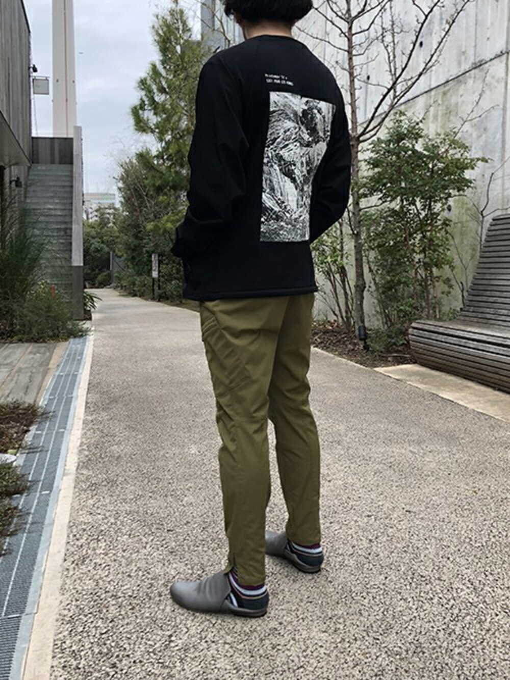 ブラック系のスウェット、グリーン系のその他パンツ、グレー系のスリッポンを着用したメンズの冬コーディネートの1枚目の写真