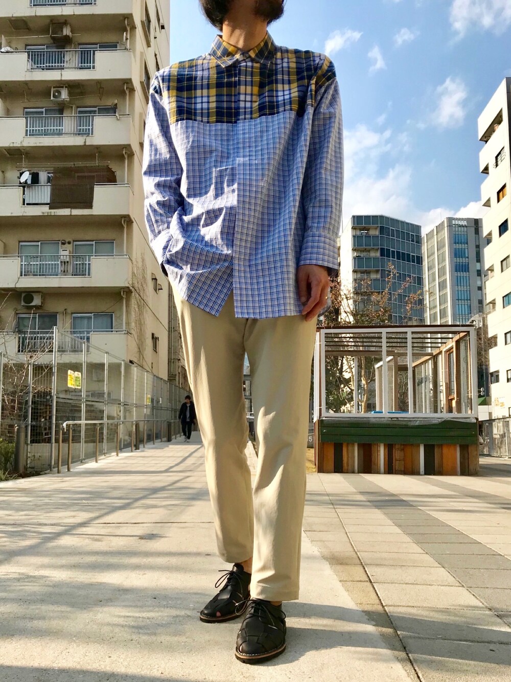 「いいね、save、フォローお願いします🤑、グルカサンダル、チェックシャツ、グレージュ、イージーパンツ、サンダル、SUPERTHANKS、ビッグシルエット、きれいめカジュアル、チェック」｜「SUPERTHANKSの【SUPER THANKS/別注】SWITCHING ビッグチェックシャツ（シャツ/ブラウス、イエロー系）」を使った、ABAHOUSE ONLINE MENSさん（メンズ・180cm）の春コーディネートの1枚目の写真