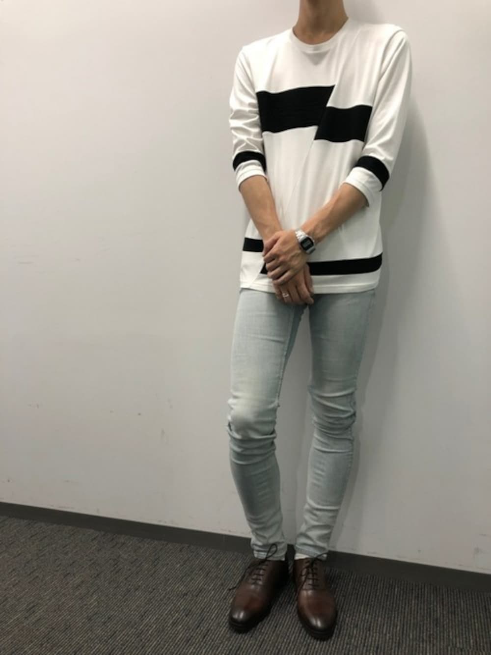 ホワイト系のTシャツ/カットソー、ブルー系のデニムパンツ、ブラウン系のドレスシューズを着用したメンズの夏コーディネートの1枚目の写真