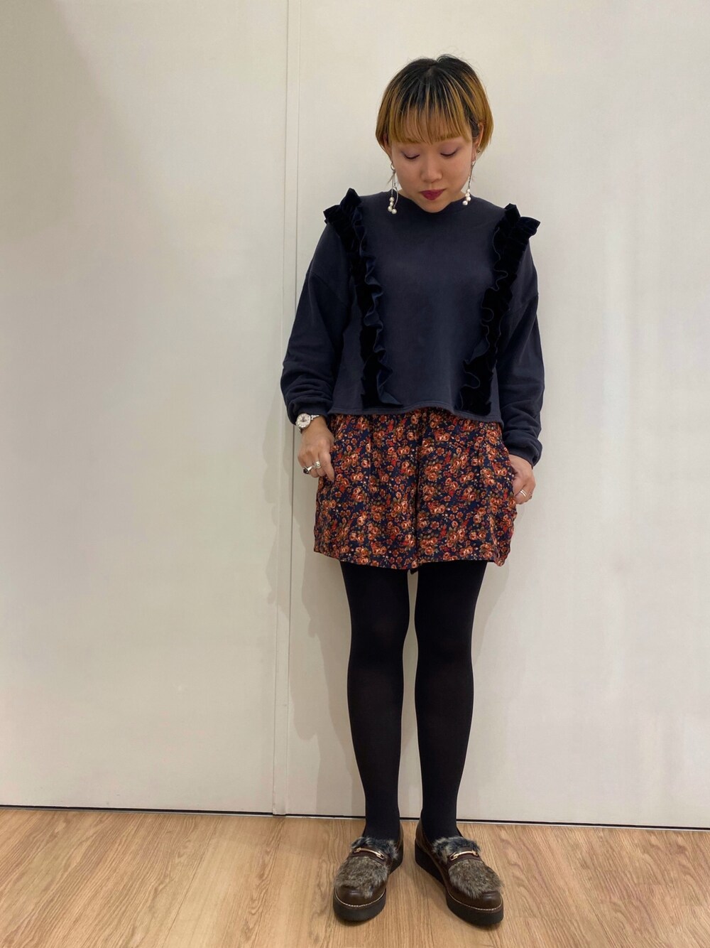 「カジュアル、ショートパンツ、ローファー、ファーローファー、9302、厚底シューズ、オリエンタルトラフィック、スエット、パールアクセ、ショートヘア」｜「ORiental TRafficの秋冬新作★厚底ファーシューズ★9302（ローファー、ブラウン系）」を使った、ORientalTRaffic さんすて岡山店さん（レディース・152cm）の秋コーディネートの1枚目の写真