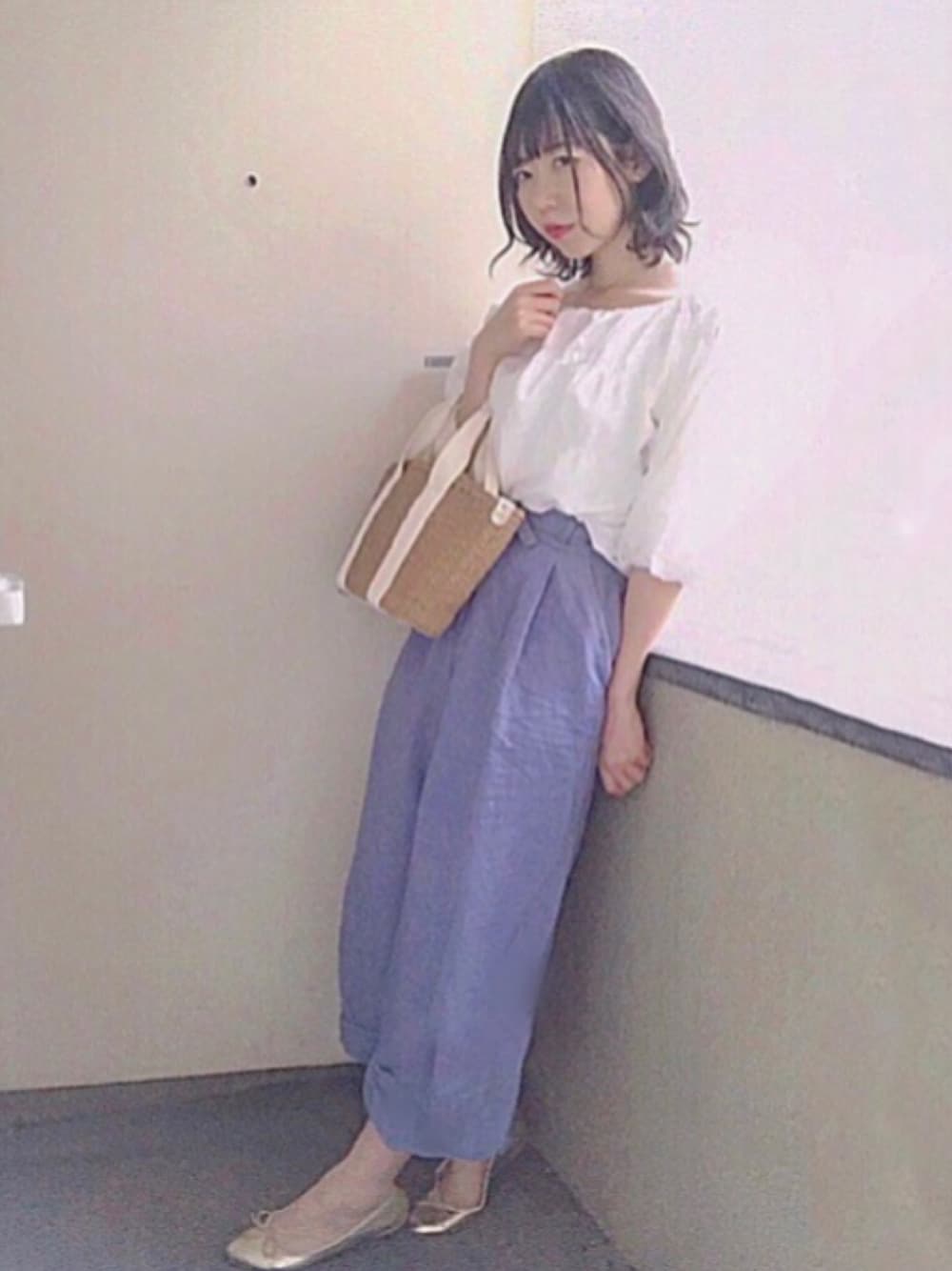 「かごバッグ、パンツスタイル、シンプル、バレエシューズ、パンプス、大人カジュアル、ラクチンコーデ、休日スタイル、ラフ、白」｜「Cheekのシャーリングバルーンブラウス（シャツ/ブラウス、ホワイト系）」を使った、zzzさん（レディース・164cm）の春コーディネートの1枚目の写真