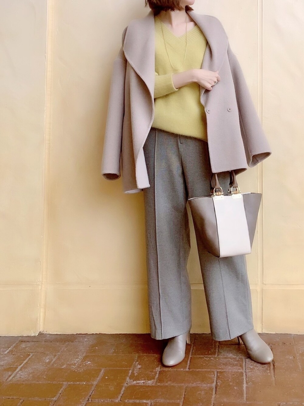 「シンプルコーデ、オトナ女子、キレイめ、ワイドパンツ、ニット、ゆるニット、イエロー、ベージュ、メンズライク、私の推しブランド」｜「RIVE DROITEの【あたたかく心地良い】両面起毛メランジワイドパンツ（その他パンツ、ブラウン系）」を使った、AIさん（レディース・160cm）の冬コーディネートの1枚目の写真