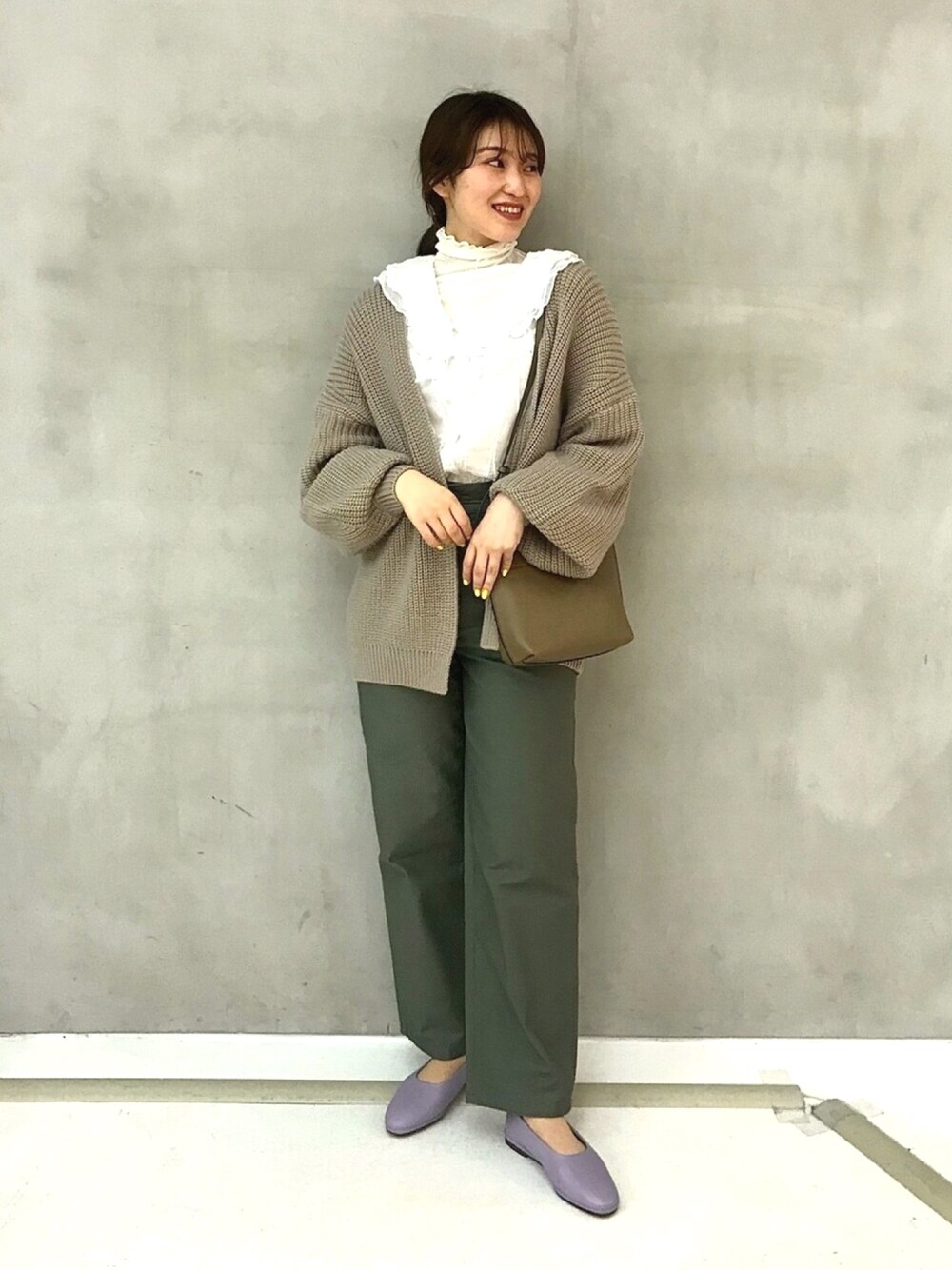 「ロペマドモアゼル、シアーハイネック、ハイネック、ブラウス、甘めブラウス、ベイカーズパンツ、カジュアルパンツ、ハイウェストパンツ、フェミニン×カジュアル」｜「MADEMOISELLE ROPE'のソフトアウトシームシアーハイネックプルオーバー（Tシャツ/カットソー、ホワイト系）」を使った、naoさん（レディース・163cm）の冬コーディネートの1枚目の写真
