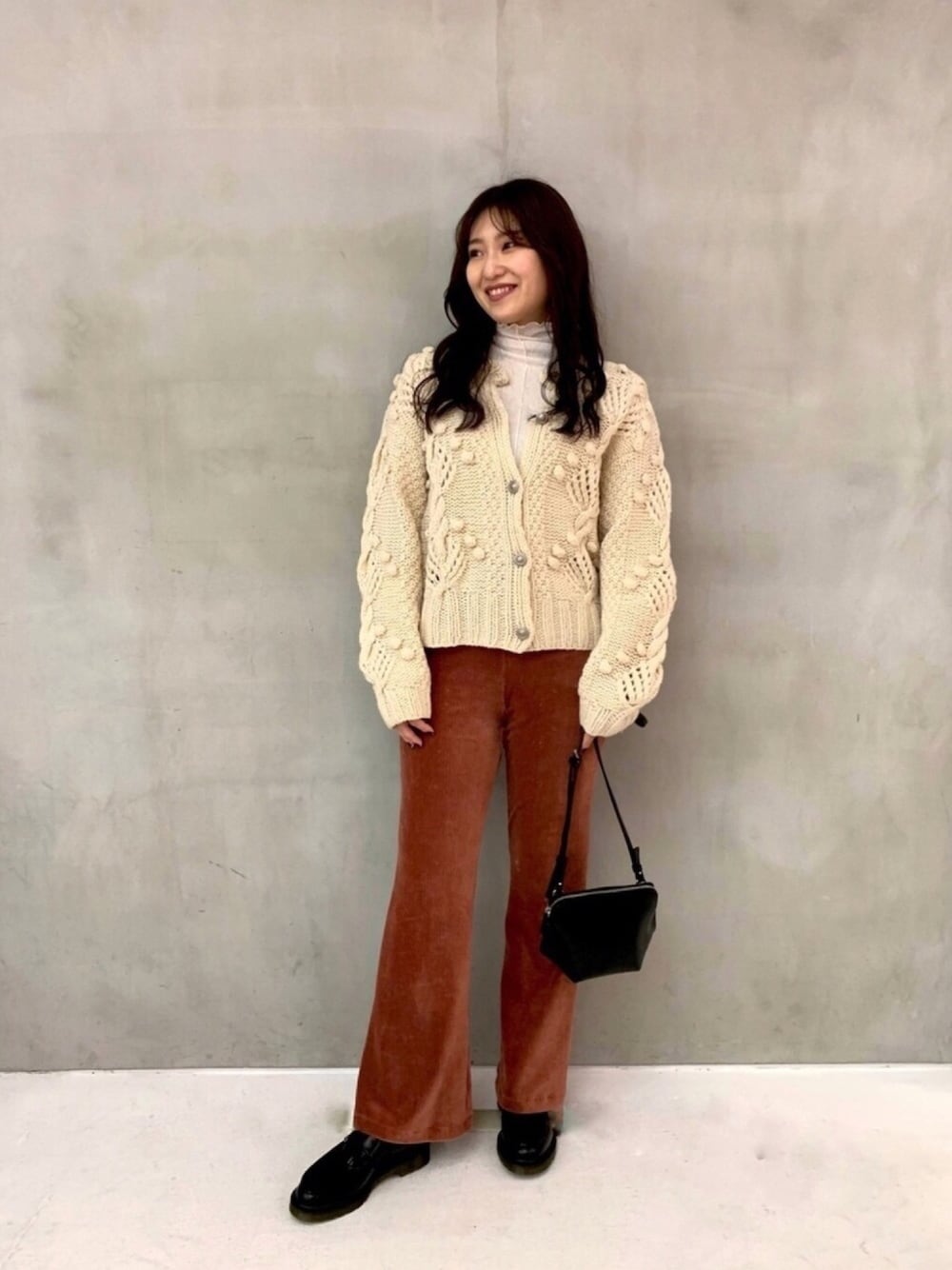 「カジュアルコーデ、ポップコーンカーディガン、シアーハイネック、フレアパンツ、コーデュロイパンツ、163cm」｜「MADEMOISELLE ROPE'の【新色追加】ポップコーンハンドニットカーディガン（カーディガン/ボレロ、ホワイト系）」を使った、naoさん（レディース・163cm）の冬コーディネートの1枚目の写真