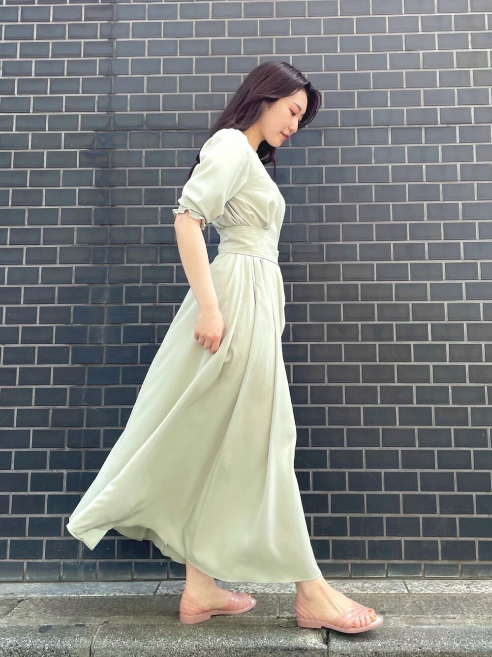 「マドモアゼルロペ、MADEMOISELLE ROPE、ワンピース、2wayワンピース、春夏コーデ、大人フェミニン、きれいめカジュアル、大人カジュアル、フレアワンピース、パフスリーブ」｜「MADEMOISELLE ROPE'の<Natsuko Akahani>2way パフスリーブロングワンピース（ワンピース、グリーン系）」を使った、naoさん（レディース・163cm）の春コーディネートの1枚目の写真