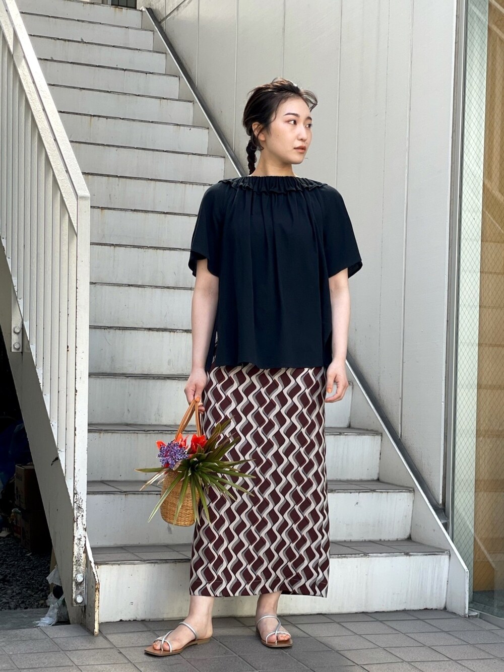 「MADEMOISELLE ROPE、マドモアゼルロペ、オリエンタルトラフィック、ヘルシー、シンプルコーデ、夏コーデ、大人カジュアル、大人トレンドカジュアル、Iラインスカート、シャツブラウス」｜「MADEMOISELLE ROPE'のバックリボンVネックブラウス（シャツ/ブラウス、ブラック系）」を使った、naoさん（レディース・163cm）の春コーディネートの1枚目の写真