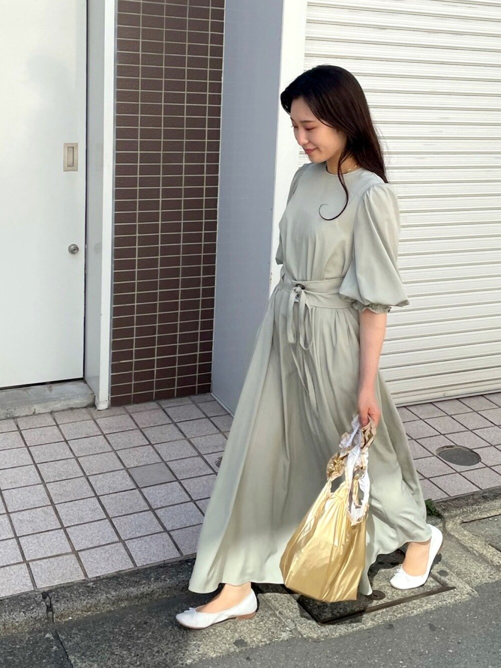 「MADEMOISELLE ROPE、マドモアゼルロペ、ワンピース、綺麗めカジュアル、フェミニン×カジュアル、パフスリーブ、シンプルコーデ、大人かわいい、ロングワンピース、今日のコーデ」｜「MADEMOISELLE ROPE'の<Natsuko Akahani>2way パフスリーブロングワンピース（ワンピース、グリーン系）」を使った、naoさん（レディース・163cm）の春コーディネートの1枚目の写真