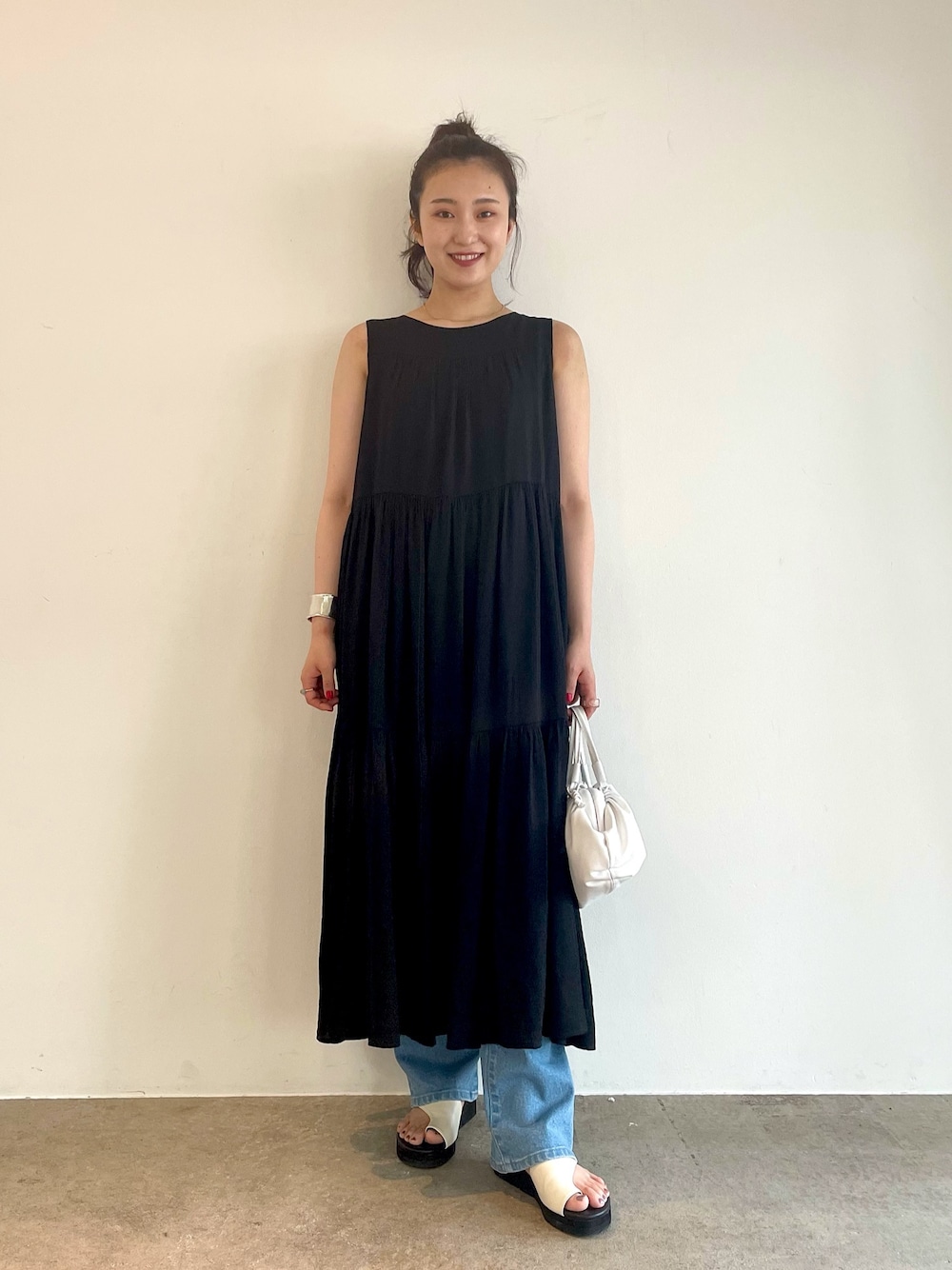 「これが私をアゲる服、ワンピース、デニムパンツ、シンプルコーデ、フェミニン×カジュアル、ノンスリーブ、ゆるコーデ、ティアードワンピース、ロングワンピース、163cm」｜「MADEMOISELLE ROPE'のティアードロングワンピース（ワンピース、ブラック系）」を使った、naoさん（レディース・163cm）の春コーディネートの1枚目の写真