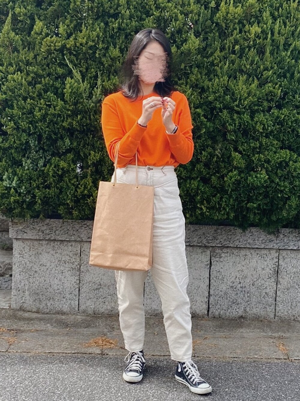 「オレンジ、オレンジニット、白パンツ、コンバース、スニーカー、ラフ、スケボー、シルバーアクセサリー、単色、秋のコーデ」｜「UNITED ARROWSのUWSC ベーシック クルーネックニット（ニット/セーター、オレンジ系）」を使った、MINAMIさん（レディース・164cm）の秋コーディネートの1枚目の写真