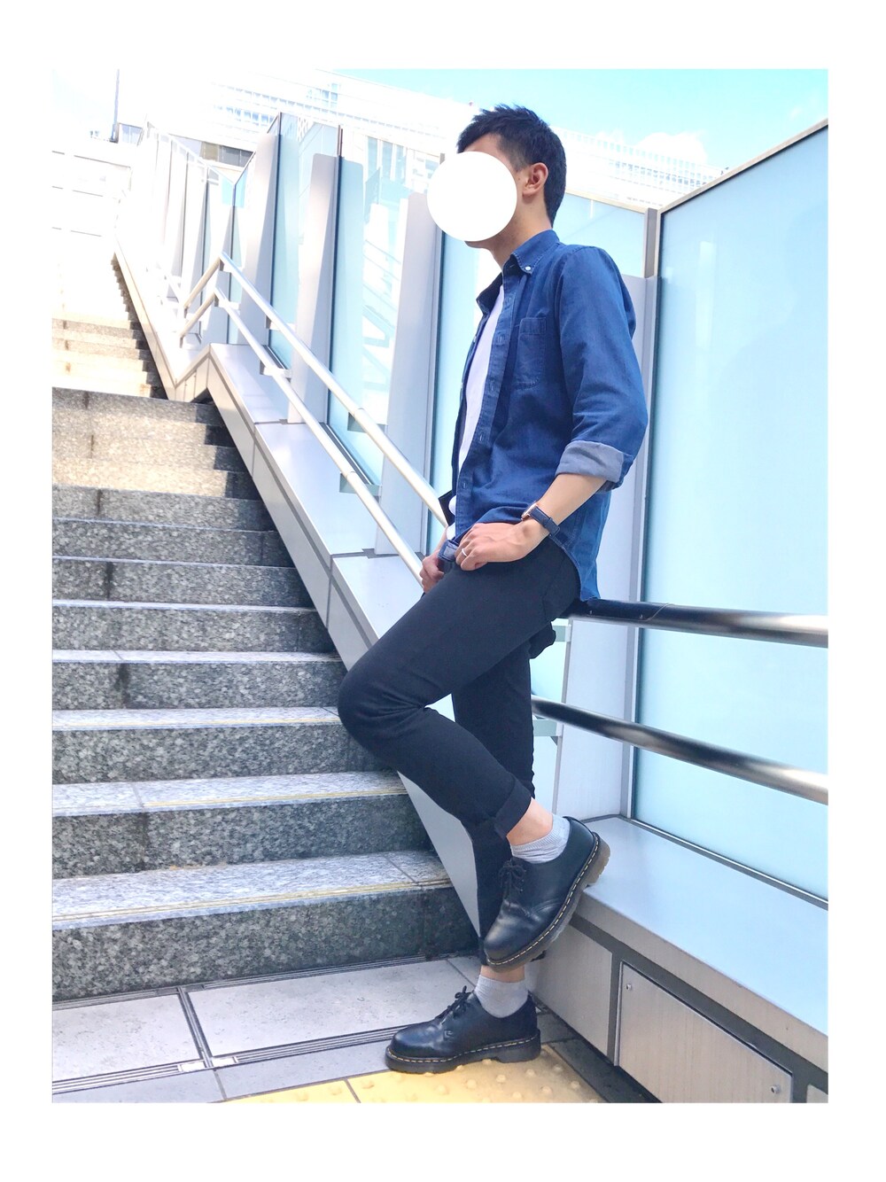 「今日のコーデ、デニムシャツ、黒スキニー、シンプルコーデ、プチプラ、ootd、Dr.Martens、休日スタイル」｜「GUの（GU）ライトデニムシャツ（長袖）Ａ（トップス、ブルー系）」を使った、hiro_wearさん（メンズ・178cm）の秋コーディネートの1枚目の写真