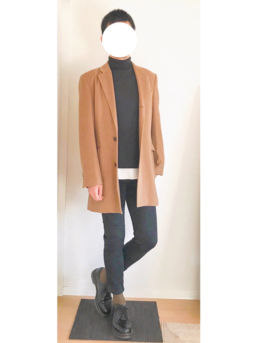 「冬コーデ、チェスターコート、黒スキニー、ootd、UNIQLO、RAGEBLUE、Dr.Martens、Daniel Wellington、URBAN RESEARCH、TRANS CONTINENTS」｜「TRANS CONTINENTSの3釦段返り　チェスターコート（チェスターコート、ベージュ系）」を使った、hiro_wearさん（メンズ・178cm）の秋コーディネートの1枚目の写真