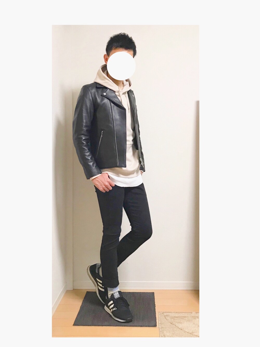 「春、シンプルコーデ、モノトーンコーデ、LIDnM、RAGEBLUE、URBAN RESEARCH、adidas」｜「LIDNMのラムレザーダブルライダース（ライダースジャケット、ブラック系）」を使った、hiro_wearさん（メンズ・178cm）の春コーディネートの1枚目の写真