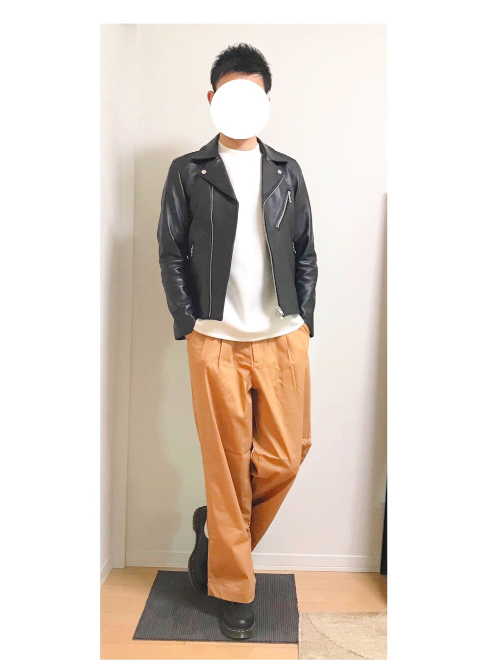 「春コーデ、LIDnM、Dr.Martens、EMMA  CLOTHES、休日スタイル、お洒落さんとつながりたい、ライダース、ベージュ、ワイドパンツ」｜「LIDNMのラムレザーダブルライダース（ライダースジャケット、ブラック系）」を使った、hiro_wearさん（メンズ・178cm）の春コーディネートの1枚目の写真