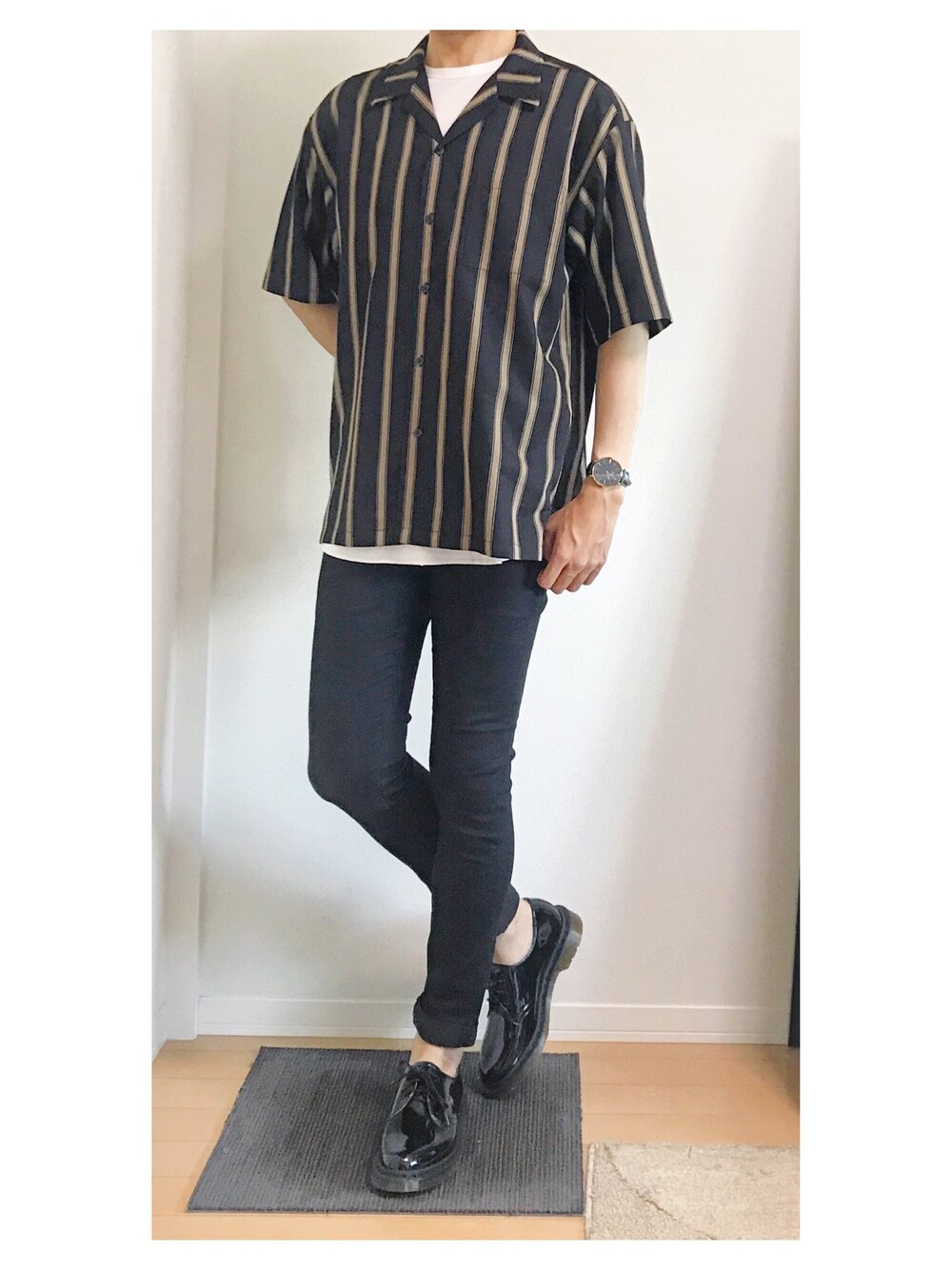 「夏、おしゃれさんと繋がりたい、オープンカラーシャツ、ootd、Junred、LIDnM、Dr.Martens、Daniel Wellington」｜「JUNREDのマルチストライプオープンカラーシャツ（シャツ/ブラウス、ブラック系）」を使った、hiro_wearさん（メンズ・178cm）の夏コーディネートの1枚目の写真