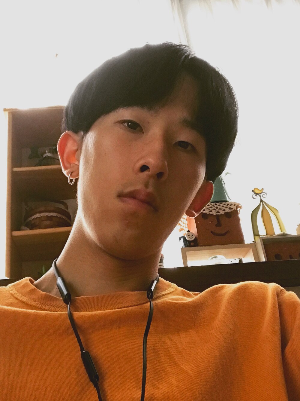 「キメ顔」｜「UNIQLOのアイテム（Tシャツ/カットソー、オレンジ系）」を使った、kentaさん（メンズ・177cm）の夏コーディネートの1枚目の写真