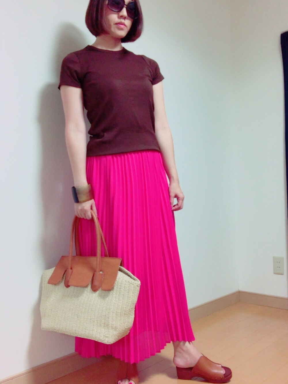 ブラウン系のTシャツ/カットソー、ブラウン系のトートバッグ、ブラック系のバングル/リストバンドを着用したレディースの秋コーディネートの1枚目の写真