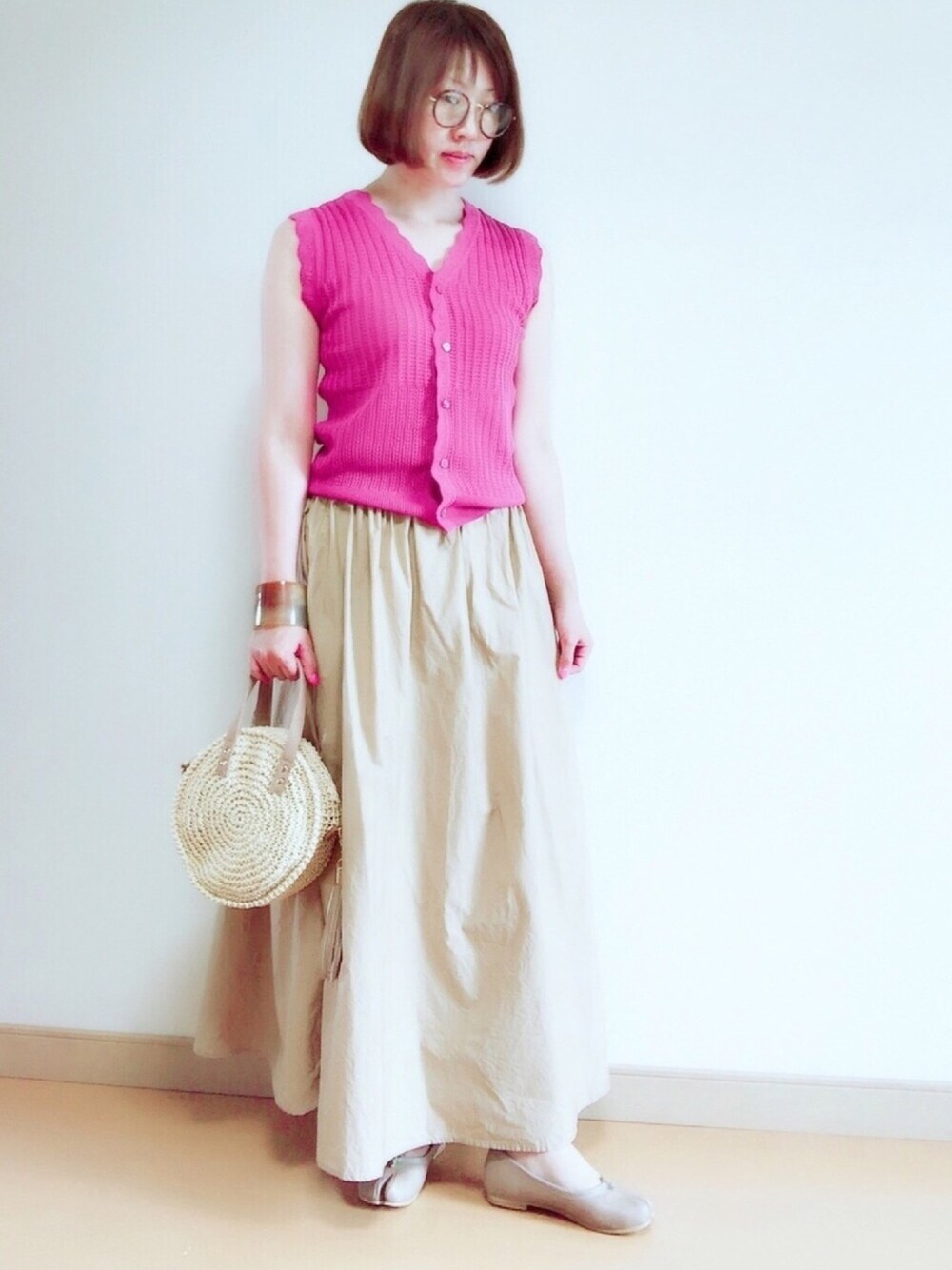 ベージュ系のスカート、ピンク系のその他トップス、ベージュ系のバレエシューズを着用したレディースの夏コーディネートの1枚目の写真