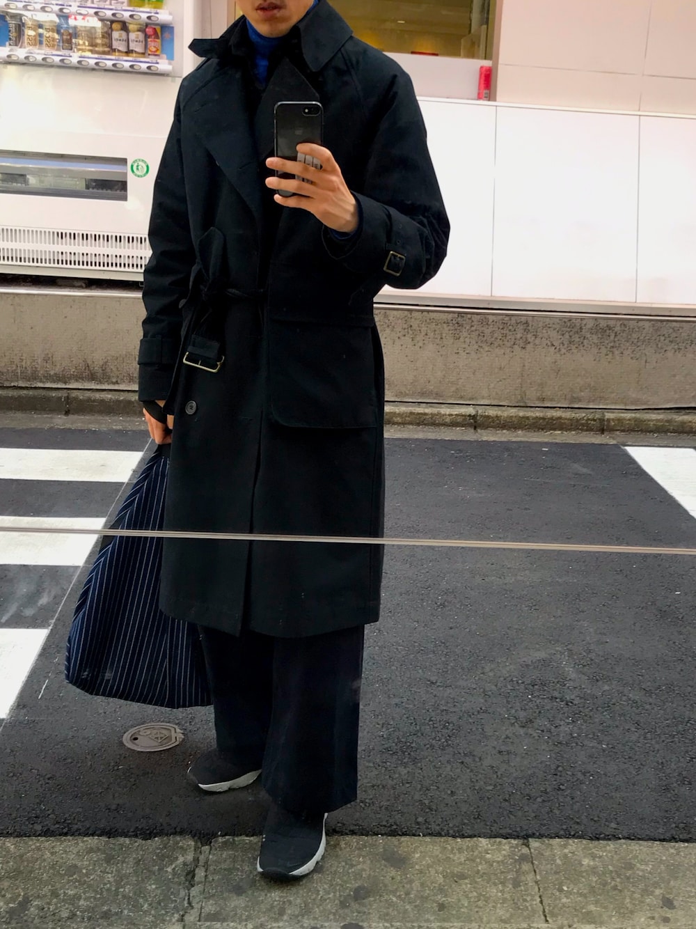 ブルー系のトレンチコート、ブルー系のパンツ、ブルー系のスニーカーを着用したメンズの春コーディネートの1枚目の写真