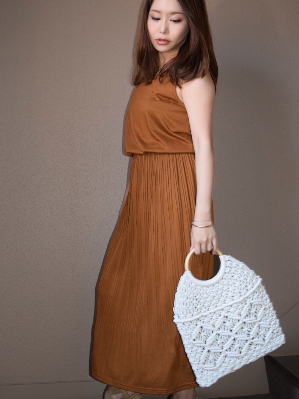 ブラウン系のワンピース/ドレスを着用したレディースの春コーディネートの1枚目の写真
